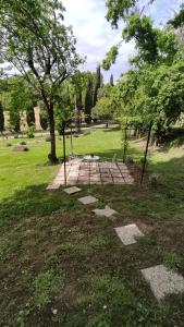 un tavolo da picnic in un parco con un albero di Agriturismo Le grondaie a Siena