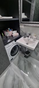 łazienka z umywalką i pralką w obiekcie Apartmán Viktorie w mieście Mikulov +18 zdjęć