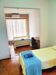 um quarto com duas camas e uma janela em CENTRALHE HOTEL em Marília