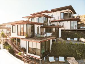una grande casa con porte e finestre in vetro di Native Residence a Rosarito