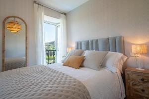 A bed or beds in a room at Casa Tarrío con Piscina - Santiago de Compostela
