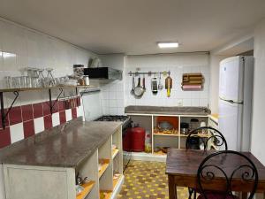 uma pequena cozinha com uma mesa e uma geladeira em Dar Rehla em Tetouan