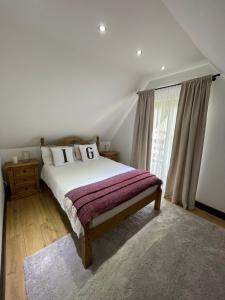een slaapkamer met een bed en een groot raam bij Stéph&Marry House Brodina 