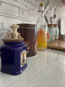 un tarro azul sentado en la parte superior de un mostrador de cocina en CASA COLLINARE Rifugio nel Cuore dell'Abruzzo, 
