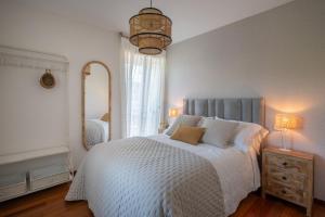 A bed or beds in a room at Casa Tarrío con Piscina - Santiago de Compostela