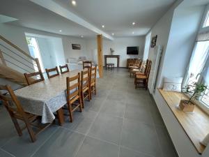 une salle à manger et un salon avec une table et des chaises dans l'établissement Wissant Villa Sainte Thérèse, à Wissant