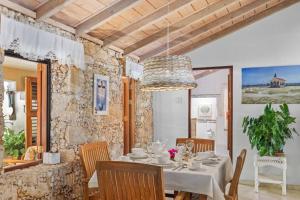 Savaneta的住宿－Villa Laurence Aruban Oasis Footsteps To Ocean，一间带桌椅的用餐室