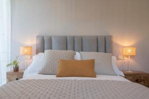 A bed or beds in a room at Casa Tarrío con Piscina - Santiago de Compostela