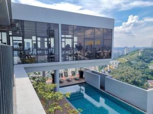 Bazén v ubytování Cozy 3BR -2-8pax- 65 TV near MidValley-Pavilion 2 nebo v jeho okolí