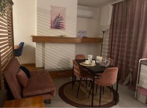 ein Wohnzimmer mit einem Tisch, Stühlen und einem Stuhl in der Unterkunft B&B Villa Alma in San Cristoforo de Valli