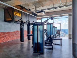 Fitness centrum a/nebo fitness zařízení v ubytování Cozy 3BR -2-8pax- 65 TV near MidValley-Pavilion 2