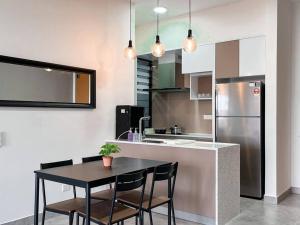 Kuchyň nebo kuchyňský kout v ubytování Cozy 3BR -2-8pax- 65 TV near MidValley-Pavilion 2
