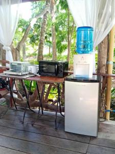 una mesa con dos microondas y una licuadora. en Dumaguete Oasis Treehouse en Dumaguete