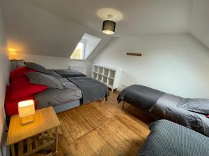 - une chambre mansardée avec 2 lits et une table dans l'établissement Wissant Villa Sainte Thérèse, à Wissant 21 autres photos