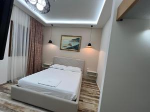 a small bedroom with a bed and a window at Guest Room Angolo Toscano in Vlorë