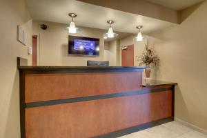 Lobby/Rezeption in der Unterkunft Cobblestone Hotel & Suites - Salem