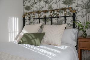 A bed or beds in a room at Casa Tarrío con Piscina - Santiago de Compostela