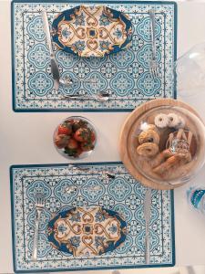stół z niebiesko-białymi płytkami i miską jedzenia w obiekcie Acasadelpescatore w mieście San Benedetto del Tronto