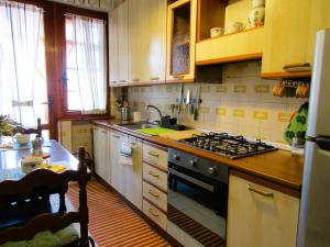 維亞雷焦的住宿－Casa Albicocca，厨房配有水槽和炉灶 顶部烤箱