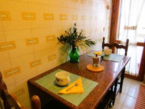維亞雷焦的住宿－Casa Albicocca，一张餐桌,上面有绿花瓶