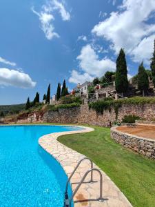 Elle offre une vue sur la piscine dotée d'un mur en pierre. dans l'établissement Maison Mathia, à Mathía