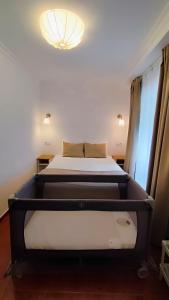 ペーゾ・ダ・レーグアにあるThe River Houseのベッドルーム1室(ベッド1台、天井ライト付)