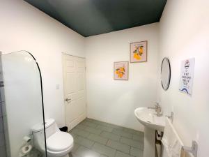 Un baño de Casa Garitas GuestHouse & Car Rental - Free SJO Airport Shuttle