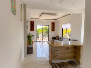 una cocina con una gran isla en una casa en Casa Garitas GuestHouse & Car Rental - Free SJO Airport Shuttle, en Santiago Este