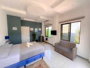- une grande chambre avec un grand lit et un canapé dans l'établissement Casa Garitas GuestHouse - Free SJO Airport Shuttle, à Santiago Este