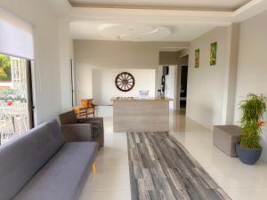 Zona de estar de Casa Garitas GuestHouse & Car Rental - Free SJO Airport Shuttle