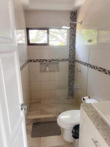 Un baño de Casa Garitas GuestHouse & Car Rental - Free SJO Airport Shuttle