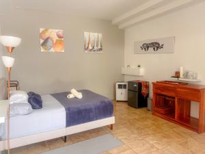 Cama o camas de una habitación en Casa Garitas GuestHouse & Car Rental - Free SJO Airport Shuttle