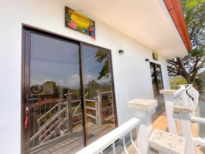 Un balcón o terraza de Casa Garitas GuestHouse & Car Rental - Free SJO Airport Shuttle