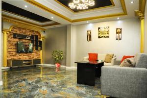 Arsin的住宿－Yıldız Moonlight Hotel Trabzon，带沙发和电视的客厅