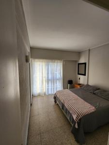um quarto com uma cama e uma janela em Departamento en Edificio Maral 14, Colon, zona Guemes. em Mar del Plata