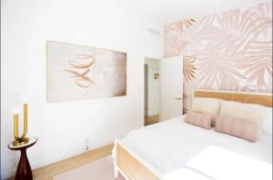 Katil atau katil-katil dalam bilik di The Pink Paloma - A Barbie Inspired Villa in Palm Springs +46 gambar