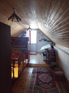 Баку Шаган дача في باكو: غرفة معيشة بسقف خشبي وغرفة طعام