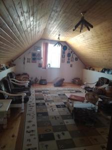 Баку Шаган дача في باكو: غرفة معيشة مع سقف مقبب مع سجادة