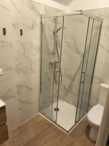 e bagno con servizi igienici e cabina doccia. di Maison individuelle indépendante neuve 24-24h a Morigny-Champigny Altre 8 foto