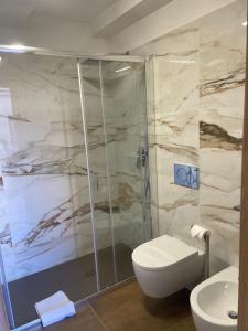 e bagno con doccia, servizi igienici e lavandino. di Fata34 Luxury B&B a Reggio di Calabria