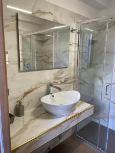 bagno con lavandino e doccia in vetro di Fata34 Luxury B&B a Reggio di Calabria
