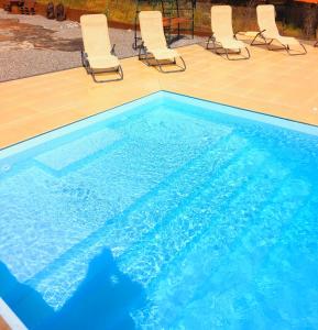 uma grande piscina com cadeiras e cadeiras em Solar do Prazo em Gonçalo