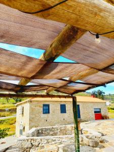 um telhado de madeira no topo de um edifício em Solar do Prazo em Gonçalo