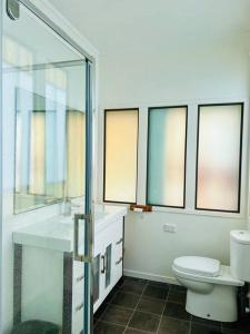 W łazience znajduje się przeszklony prysznic i toaleta. w obiekcie Rural paradise 30 mins from Auckland CBD w Auckland