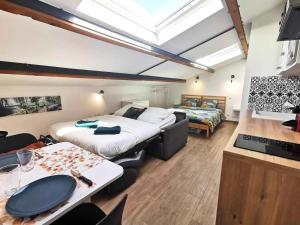 ein Schlafzimmer mit einem Bett, einem Sofa und einem Tisch in der Unterkunft Le Tropical l Calme l Clim l Parking gratuit in Istres
