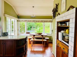 eine Küche mit einem Tisch und einem Esszimmer in der Unterkunft Rural paradise 30 mins from Auckland CBD in Auckland