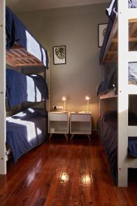 2 literas en una habitación con suelo de madera en Callao Luxury Hostel en Buenos Aires