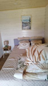 um quarto com uma cama e uma fotografia na parede em Zakątek Dębki em Dębki
