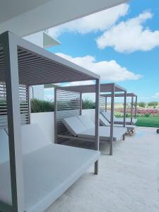 Ένα ή περισσότερα κρεβάτια σε δωμάτιο στο Bayline- Beachfront and Pool +45 φωτογραφίες