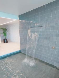 Ένα μπάνιο στο Bayline- Beachfront and Pool